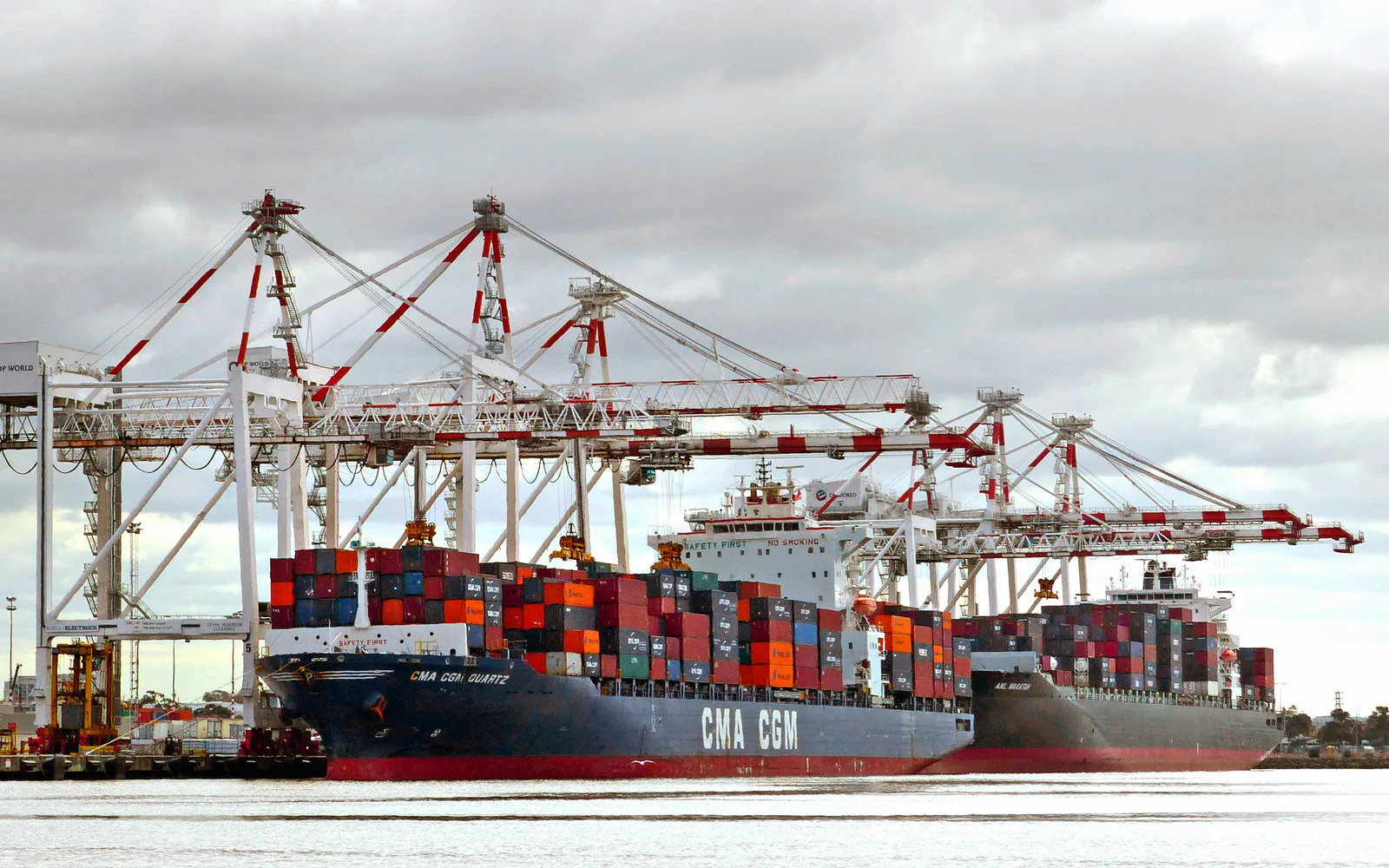 墨尔本港起重机下正在作业的集装箱船